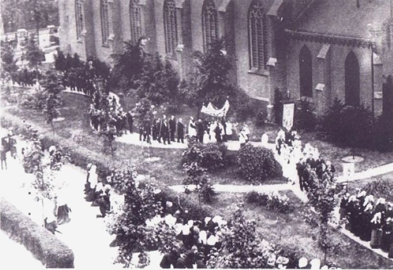 ProcessieRondDeKerk.JPG