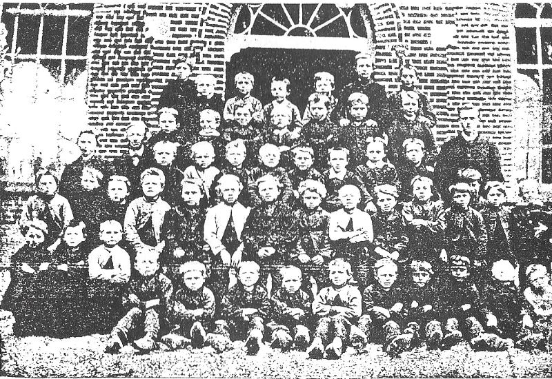 schoolfoto_van_de_Millse_jongens_anno_1890.jpg